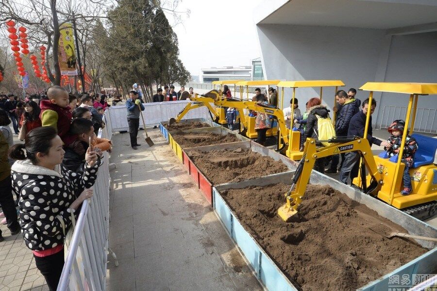 混凝土、娃娃版挖掘機(jī)、起重機(jī)