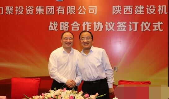 近日，陜建機械與安徽力聚簽訂戰(zhàn)略合作協(xié)議，陜建機械董事長楊宏軍，副總經(jīng)理、營銷總監(jiān)賀衛(wèi)東，安徽力聚投資集團董事長宋執(zhí)壽，黨支部書記陳邦勤以及安徽潤路公司總經(jīng)理杜永龍等單位領(lǐng)導出席了會議