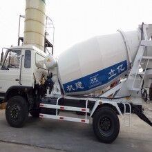河南攪拌罐車生產(chǎn)廠家，億立實業(yè)4m3混凝土罐車專賣